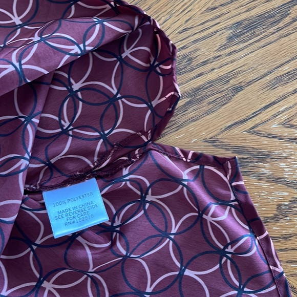 Sleeveless Split neckline top. - Picture 3 of 5